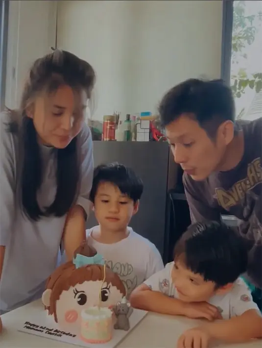 "Happy bday tian paling cantik dia d drmh hahahahaha," tulis vokevictoriaaa. "kenapa kalian tidak menua walau anak dua," tulis  tatataaaa.11. "Happy bday momom itu keknya kebalik deh angka bday nya. 23 kan yaa ?? @putrititian," tulis nur.aiinin. "Happy birthday momom yg ga pernah tua, masih kaya anak abege padahal dah anak 2,"  tulis sumiydillah29. [Instagram/juniorliem]