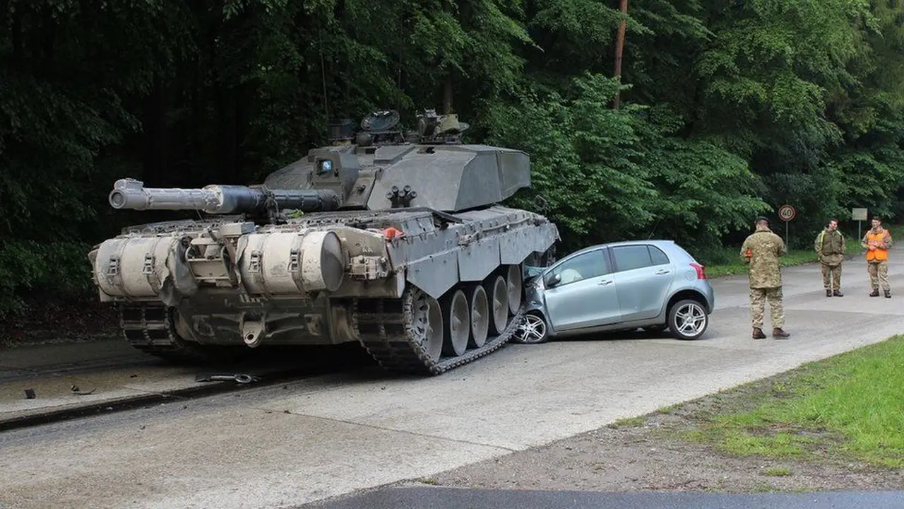 Toyota Yaris terlindas Tank
