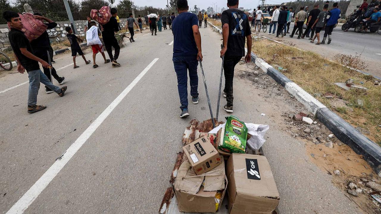 FOTO: Ribuan Warga Gaza Mengambil Paket Bantuan Bahan Makanan