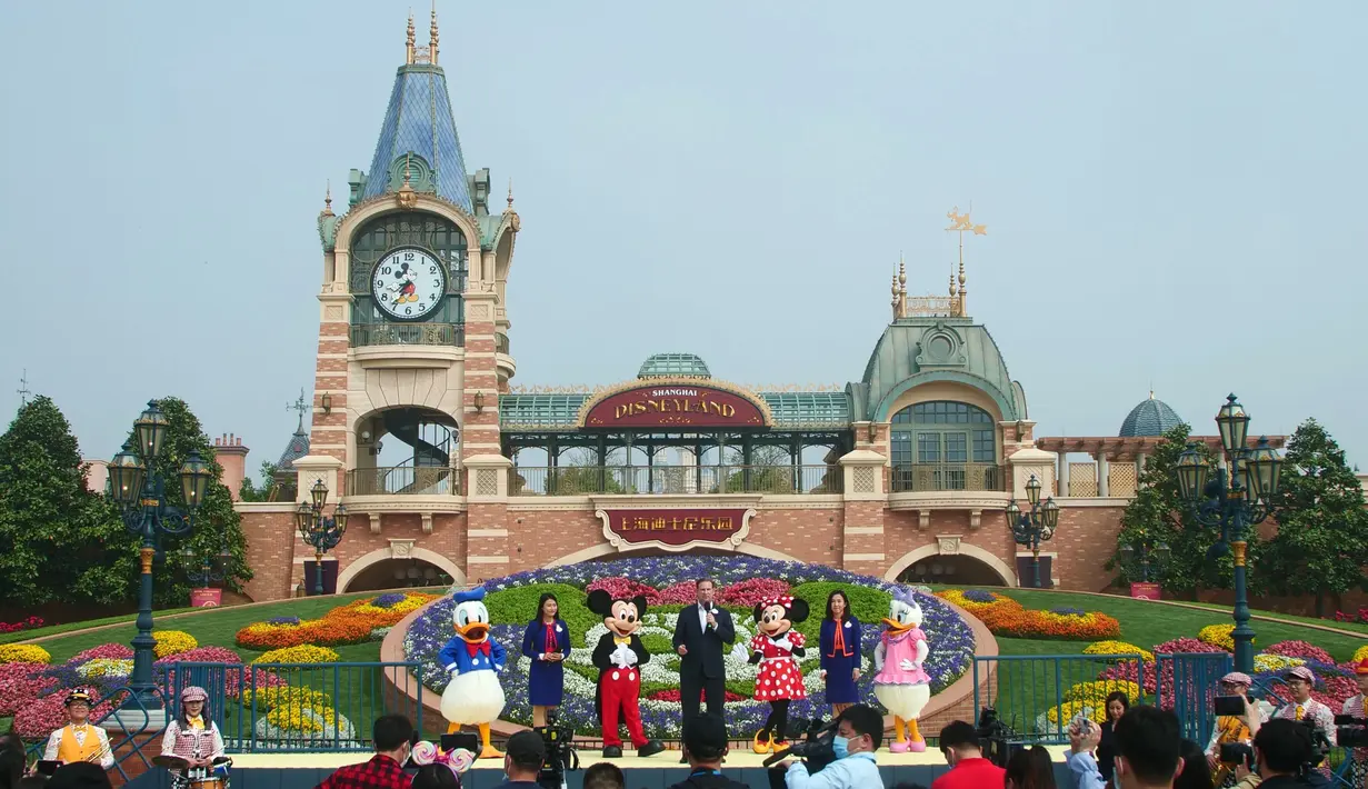 <p>Suasana upacara pembukaan kembali taman hiburan Disneyland, Shanghai, China, Senin (11/5/2020). Pemerintahan China kembali membuka Disneyland Shanghai untuk menghidupkan kembali ekonomi. (AP Photo/Sam McNeil)</p>