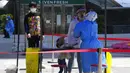 <p>Warga mengantre untuk tes COVID-19 massal di Beijing, China, Selasa (3/5/2022). China telah berpegang teguh pada pendekatan ketat 'Nol COVID' yang membatasi perjalanan, menguji massal seluruh kota, dan mendirikan fasilitas sementara yang luas untuk mencoba mengisolasi setiap orang yang terinfeksi. (AP Photo/Ng Han Guan)</p>