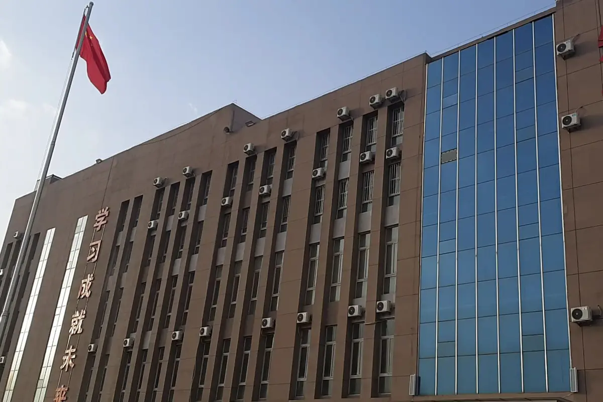 Gedung utama pusat pelatihan vokasional di di Atush, Prefektur Otonomi Kizilsu Kirgiz, Wilayah Otonomi Xinjiang-Uighur (XUAR) (Rizki Akbar Hasan / Liputan6.com)