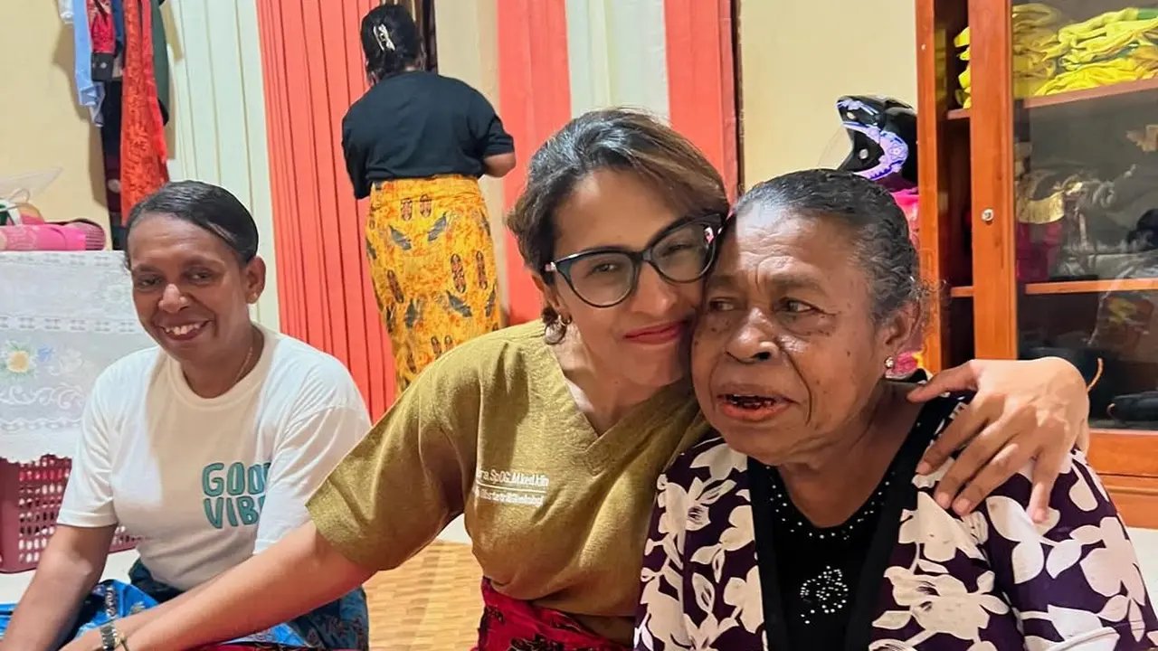 Dokter Amira (tengah) mengabdi di Fakfak Papua Barat. Ia adalah satu-satunay dokter obstetri dan ginekologi di Kabupaten Fakfak, Papua Barat. (Dok Instagram amira.abdat19)