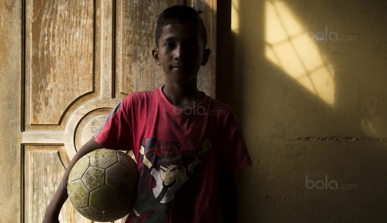 Pesepak bola SSB Tulehu Putra, Saleh Al'Ayubi Pary, saat berada di rumahnya di Tulehu, Maluku, Selasa (15/11/2017). Dirinya merupakan salah satu pemain muda berbakat dari Negeri Tulehu. (Bola.com/Vitalis Yogi Trisna)