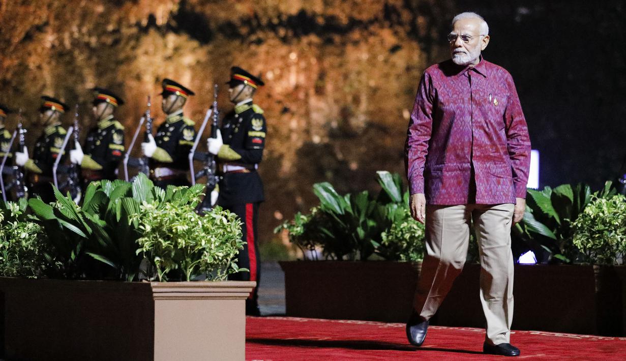 Perdana Menteri India Narendra Modi tiba pada acara 'Welcoming Dinner and Cultural Performance G20 Indonesia' di Taman Budaya Garuda Wisnu Kencana Bali, Selasa malam (15/11/2022). PM Narendra Modi memakai batik berwarna merah. (Willy Kurniawan/Pool Photo via AP)