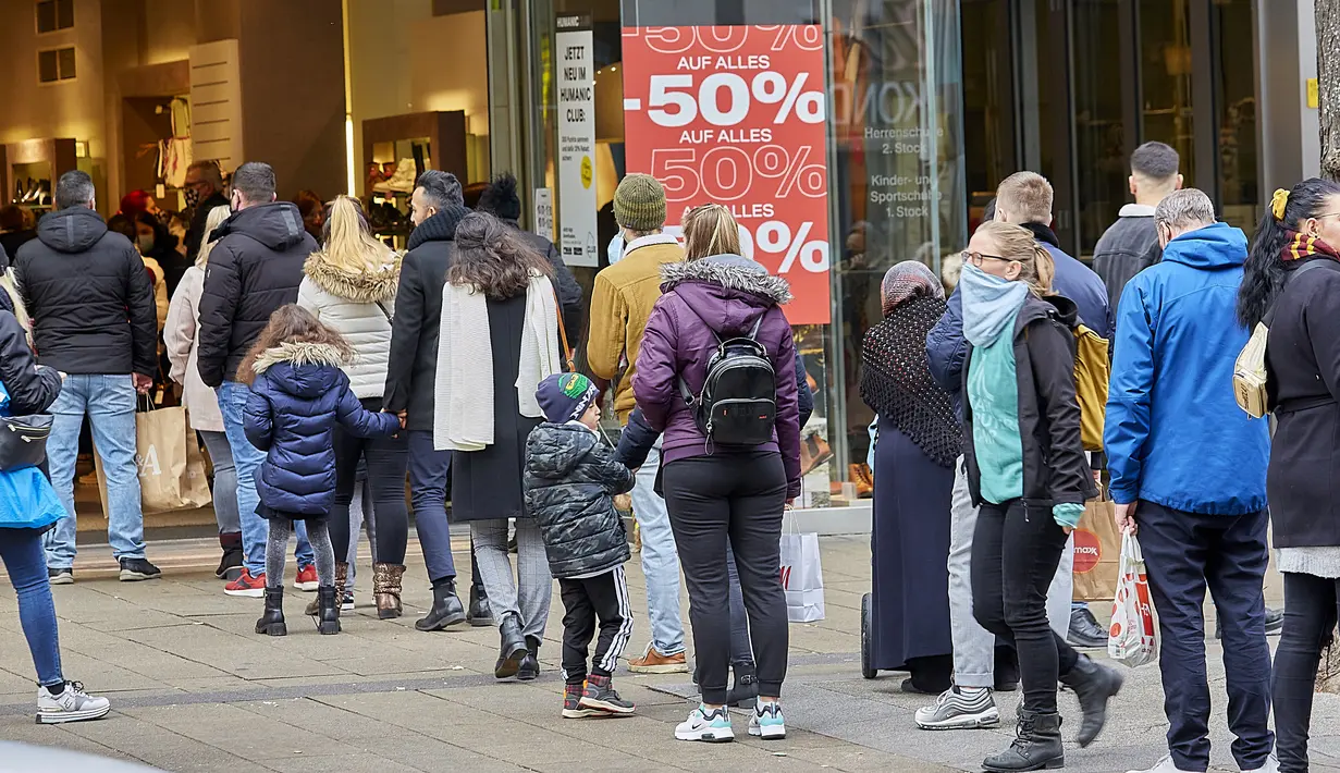 Orang-orang berbelanja di kawasan perbelanjaan Mariahilfer selama akhir pekan menjelang peningkatan aturan lockdown di Wina, Austria, 14 November 2020. Austria memerintahkan lockdown nasional selama tiga pekan mulai 17 November untuk membatasi penyebaran COVID-19. (Xinhua/Georges Schneider)