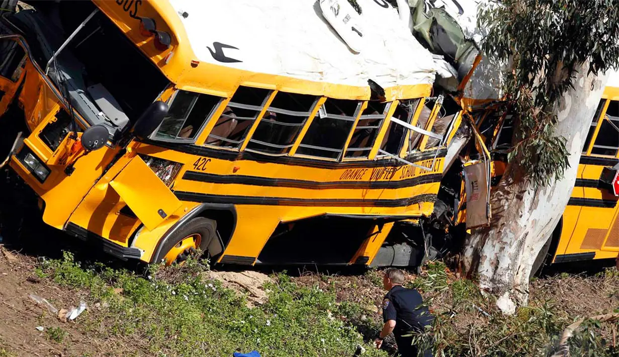 Sebuah bus sekolah ringsek menabrak pohon di Anaheim, California, Kamis (24/04/2014) (REUTERS/Alex Gallardo). 