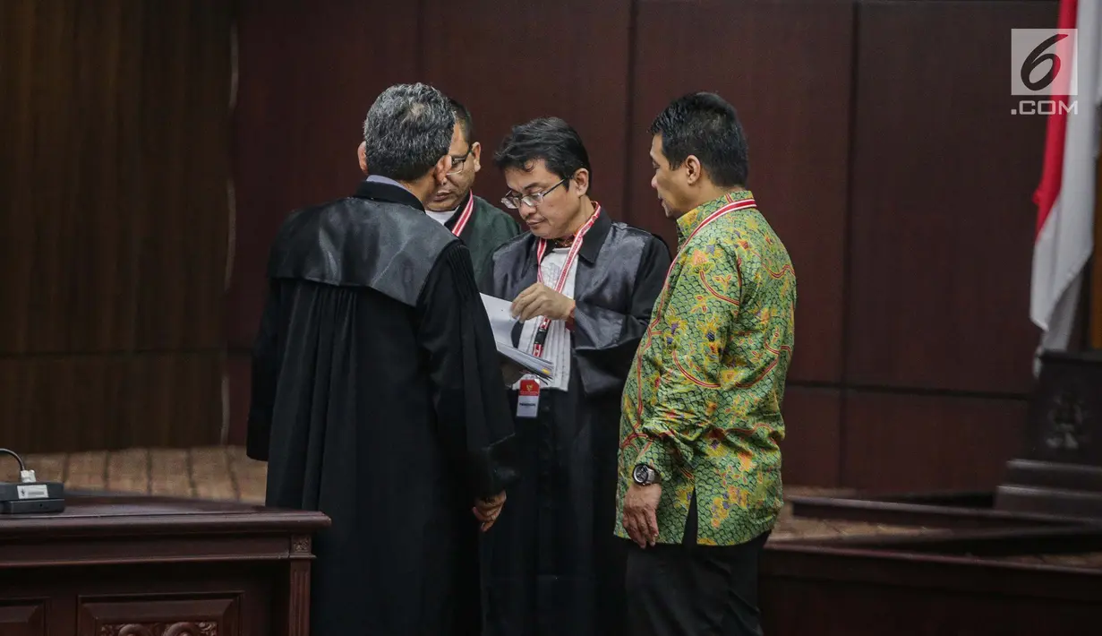 Tim Hukum Prabowo-Sandiaga berunding usai hakim menskors sidang putusan hasil sengketa pilpres 2019 di Gedung Mahkamah Konstitusi (MK), Jakarta, Kamis (27/6/2019). Hakim Ketua Anwar Usman menskors sidang selama satu jam untuk istirahat dan salat. (Liputan6.com/FaizalFanani)