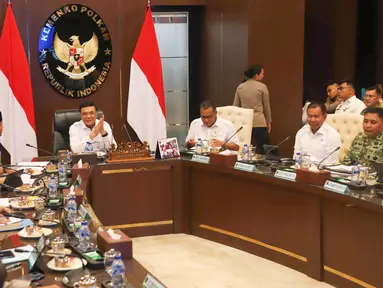 Menteri Koordinator Bidang Politik dan Keamanan (Menko Polkam) Djamari Chaniago didampingi Menteri Kehutanan Raja Juli Antoni dan Menteri Lingkungan Hidup M Jumhur Hidayat saat rapat koordinasi (rakor) penanganan kebakaran hutan dan lahan (karhutla) di Jakarta, Senin, 10 Agustus 2026. (KLY/Arie Basuki)