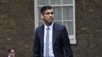 Perdana Menteri Inggris yang baru Rishi Sunak tiba di Downing Street setelah kembali dari Istana Buckingham di London, Selasa (25/10/2022). Rishi Sunak secara resmi ditunjuk oleh Raja Inggris Charles III menjadi PM Inggris yang termuda. (AP/Frank Augstein)