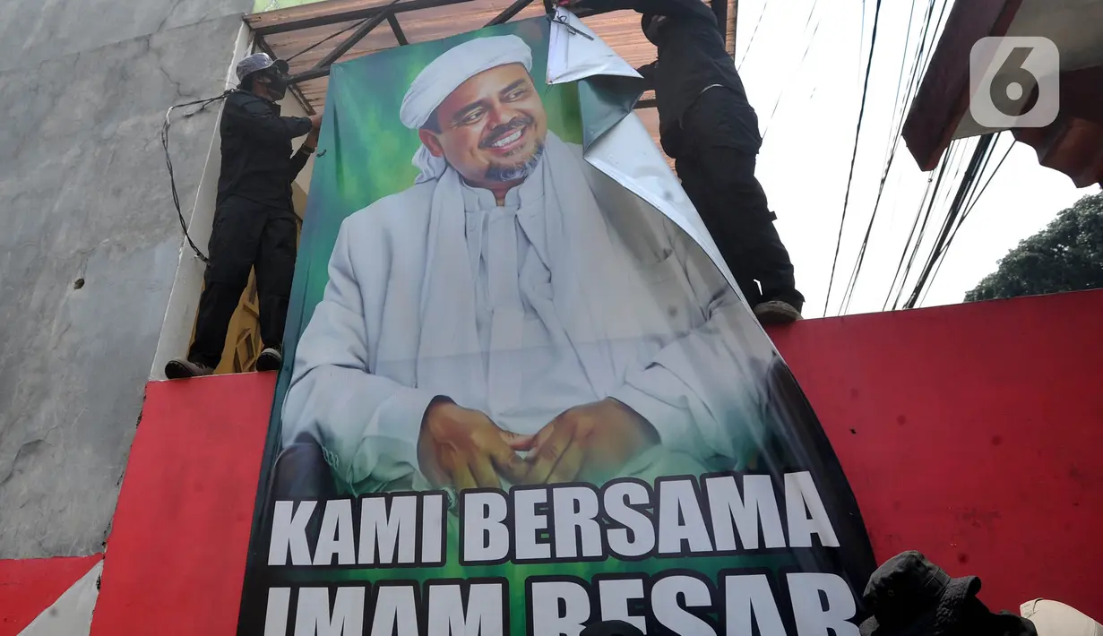 Petugas menurunkan baliho bergambar Habib Rizieq Shihab di Ciawi, Bogor, Minggu (22/11/2020). Petugas gabungan terdiri dari unsur Stpol PP, TNI, dan kepolisian menurunkan poster Habib Rizieq di sejumlah jalan protokol di kawasan Kota Bogor karena tidak memiliki ijin. (merdeka.com/Arie Basuki)