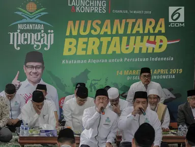 Inisiator gerakan Nusantara Mengaji Muhaimin Iskandar (tengah) bersama sejumlah tokoh saat membuka Nusantara bertauhid di Ciganjur, Jakarta, Kamis (14/3). Kegiatan ini mengajak masyarakat berselawat dan mengkhatamkan Alquran. (Liputan6.com/Faizal Fanani)