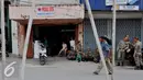 Sejumlah petugas Satpol PP terlihat masih berjaga-jaga di Jalan Jatinegara Barat, Jakarta, Sabtu (22/08/2015). Kini para pedagang mulai kembali beraktifitas walau belum ramai seperti biasa. (Liputan6.com/Andrian M Tunay) 
