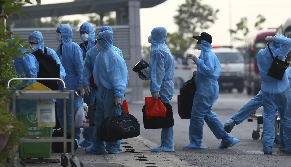 Pasien COVID-19 asal Vietnam tiba di rumah sakit nasional penyakit tropis di Hanoi, Vietnam, Rabu (29/7/2020). Sebanyak 129 pekerja asal Vietnam dipulangkan dari Equatorial Guinea untuk mendapat perawatan COVID-19.  (Bui Cuong Quyet/VNA via AP)
