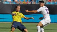 Arsenal menghadapi Fiorentina pada turnamen pramusim International Champions Cup 2019, di Bank of America Stadium, Charlotte, Minggu (21/7/2019) pagi WIB. (AP Photo/Chuck Burton)
