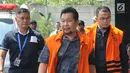 Pemilik PT Binivian Konstruksi Abadi, Effendy Syahputra (tengah) dan Anggota DPRD Lampung Nonaktif Agus Bhakti Nugroho (kanan) saat akan menjalani pemeriksaan lanjutan di Gedung KPK, Jakarta, Kamis (6/9). (Merdeka.com/Dwi Narwoko)