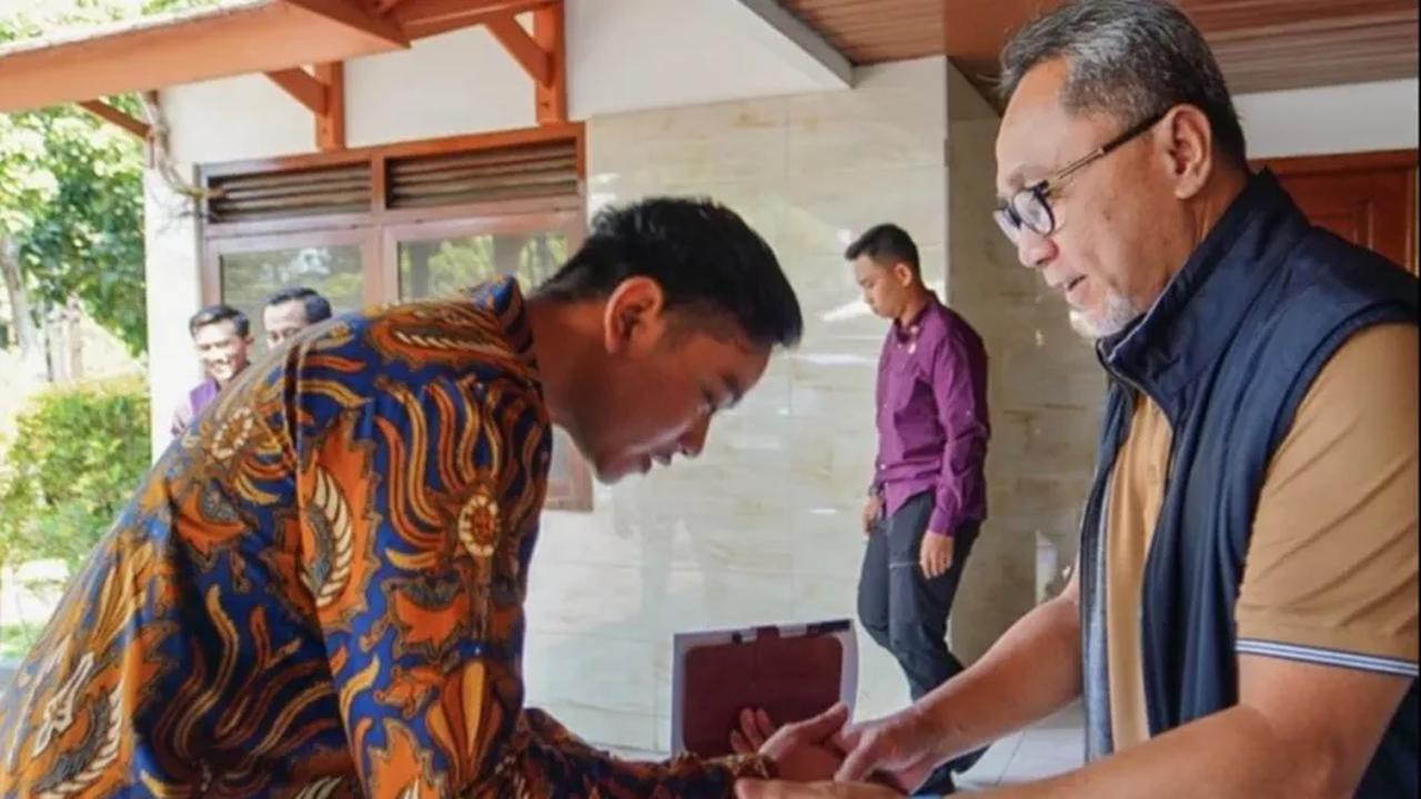 Zulhas mengatakan, Koalisi Indonesia Maju (KIM) tegak lurus mendukung Gibran Rakabuming Raka sebagai calon wakil presiden Prabowo Subianto.