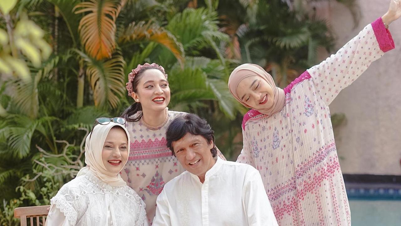 Dekat Banget, Intip Potret Kenangan Marissa Haque bersama Kedua Anaknya