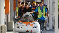 Peserta mendorong kendaraan ciptaan mereka untuk dilombakan pada Shell Eco-marathon 2023. (Istimewa)