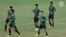Pemain Timnas Indonesia U-19, Egy Maulana Vikri (tengah) bersama rekannya melakukan pemanasan jelang latihan di Lapangan A GBK Jakarta, Selasa (23/10). Latihan ini persiapan melawan UEA di Grup A Piala AFC U-19 2018. (Liputan6.com/Helmi Fithriansyah)