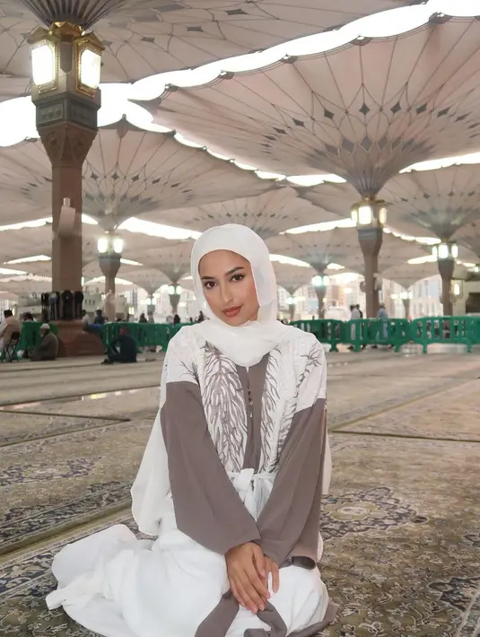 Penampilannya dalam balutan hijab sontak menuai pujian hingga banyak yang menyebutnya bak perempuan Arab sungguhan. [@jennifercoppenreal20].