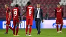 Pelatih RB Salzburg Jesse Marsch berjalan ke arah para pemainnya yang kecewa usai menghadapi Bayern Munchen pada pertandingan Grup A Liga Champions di Salzburg, Austria, Selasa (3/11/2020). Bayern Munchen menang 6-2. (AP Photo/Andreas Schaad)
