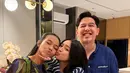 Elsa Japasal hadir mengenakan inner tanktop putih dipadukan luaran cardigan bergaris hitam putih serta bawahan celana denim. Sambil membawa tas Dior hitam. [@elsaajapasal]