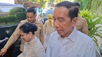 Jokowi didampingi Iriana tinggalkan kediaman untuk hadiri reuni di Fakultas UGM Yogyakarta, Sabtu (26/7).(Liputan6.com/Fajar Abrori)