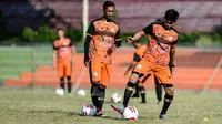 Pemain Persiraja Banda Aceh saat mengikuti sesi latihan di Stadion H Dimurthala Lampineung, Jumat (21/8/2020). Kompetisi Shopee Liga 1 musim 2020 rencananya akan kembali bergulir pada Oktober mendatang. (AFP/Chaideer Mahyuddin)