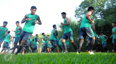 Sejumlah pesepakbola muda melakukan pemanasan jelang latihan seleksi Timnas Indonesia U19 di NYTC Sawangan, Depok, Selasa (26/7). Seleksi untuk menghadapi ajang Piala AFF U19 2016 di Hanoi, 11-24 September mendatang. (Liputan6.com/Helmi Fithriansyah)