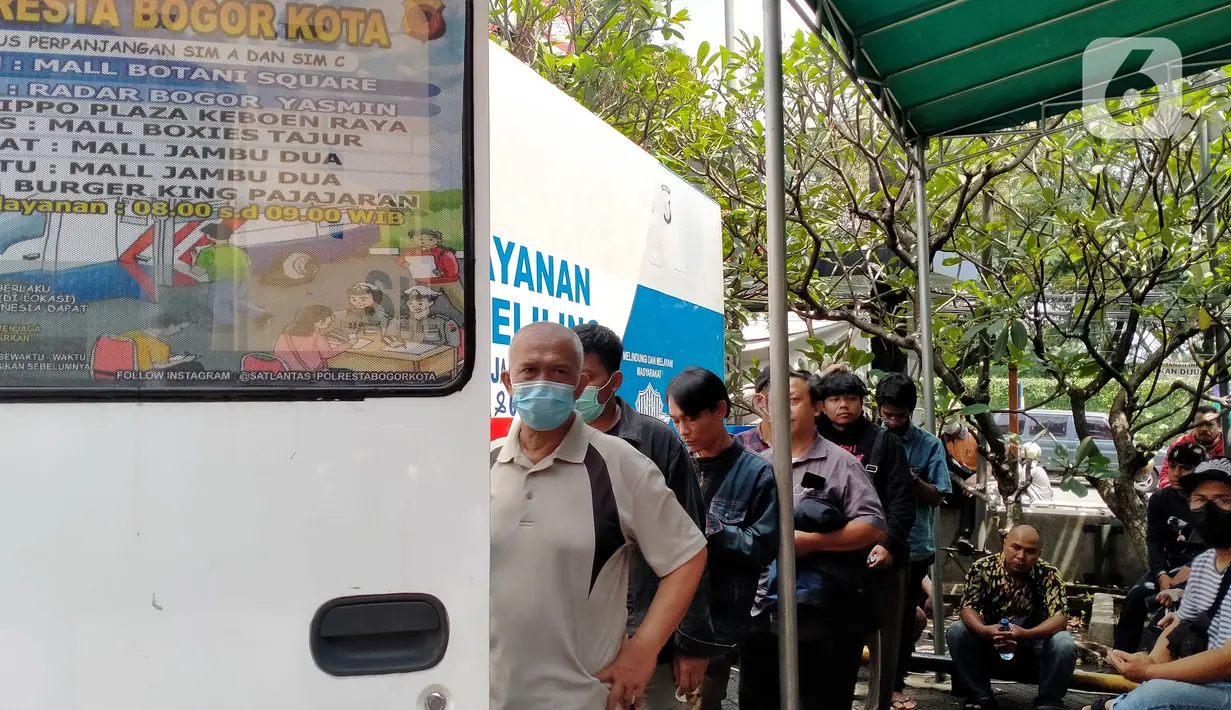Warga mengantre selama proses perpanjang SIM A dan SIM C saat Pelayanan SIM Keliling di Plaza Jambu Dua, Kota Bogor, Sabtu (5/11/2022). Polresta Bogor Kota telah mempersiapkan beberapa titik lokasi pelayanan di wilayah Kota Bogor, warga hanya perlu membawa SIM A/C asli yang hendak diperpanjang masa berlakunya dan menyertakan fotocopy E-KTP. (Liputan6.com/Magang/Aida Nuralifa)
