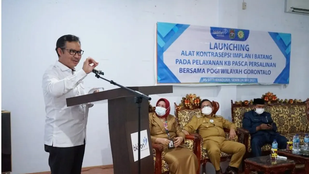 Kepala BKKBN RI Hasto Wardoyo saat memberikan sambutan pada peluncuran alat kontrasepsi implan satu batang, di aula Rumah Sakit Siti Khadijah, Kota Gorontalo (Arfandi Ibrahim/Liputan6.com)