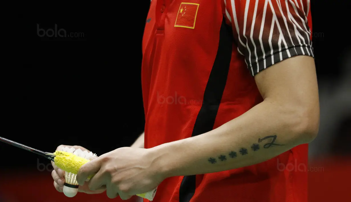 Tato Tunggal putera Cina, Lin Dan, saat melawan wakil Thailand, Kantaphon Wangcharoen, pada laga Indonesia Masters 2018 di Istora Senayan, Rabu (24/1/2018). Lin Dan takluk 21-15 21-19. (Bola.com/M Iqbal Ichsan)