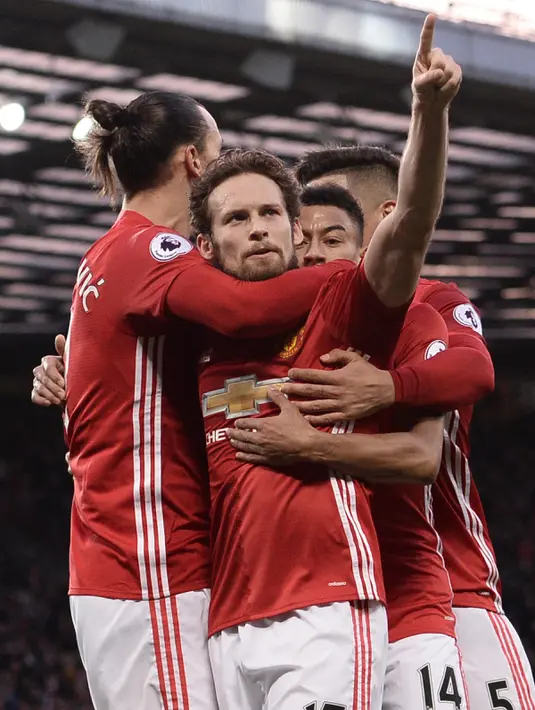 Gelandang MU, Daley Blind (tengah) melakukan selebrasi usai mencetak gol ke gawang Sunderland pada pertandingan Liga Inggris di Old Trafford, (26/12).MU menang atas Sunderland dengan skror 3-1. AFP Photo/Oli Scarff)