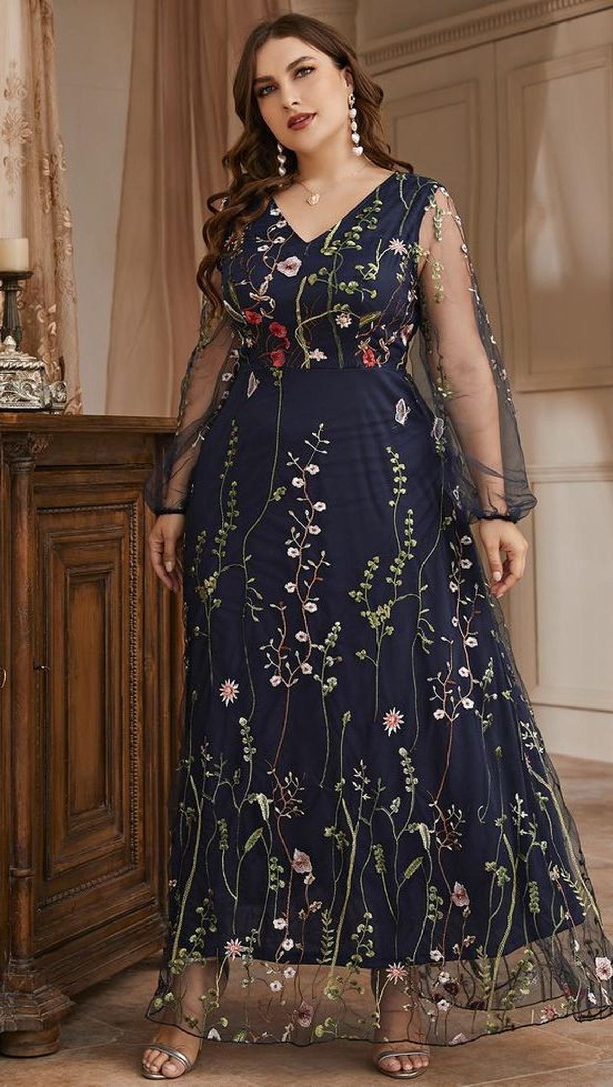 2. Pilih Kebaya Berwarna Gelap dan Detail yang Berkesan pada Penampilan<br>