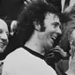 Franz Beckenbauer. Eks sweeper yang kini berusia 77 tahun ini menempati posisi ketiga sebagai pemain terbaik Jerman sepanjang masa. Bersama Timnas Jerman, pamain dengan julukan The Kaiser ini total tampil dalam 103 laga dengan torehan 14 gol dan 2 assist dengan raihan 2 trofi, juara Piala Eropa 1972 dan juara Piala Dunia 1974. Sementara di level klub bareng Bayern Munchen, ia total tampil dalam 577 laga di semua ajang dengan torahn 74 gol dan 75 assist selama 14 musim mulai 1963/1964 hingga 1976/1977 dengan meraih banyak trofi di antaranya 4 kali juara Liga Jerman, 3 kali juara Piala Champions dan 1 kali juara Piala Winners. (AFP)