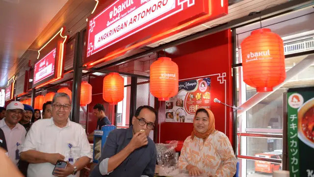 Menteri Perhubungan Budi Karya Sumadi meninjau Stasiun Kereta Cepat Whoosh Halim di Jakarta, Minggu (19/11/2023). (Dok Kemenhub)