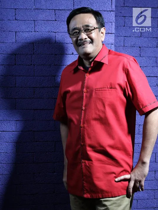Pembina Bara Baja Djarot Saiful Hidayat berpose saat pemotretan di kantor KLY, Jakarta, Rabu (19/9). Djarot memperoleh gelar Magister (S2) Fakultas Ilmu Politik  di Universitas Gadjah Mada, Yogyakarta pada tahun 1991. (Liputan6.com/Herman Zakharia)