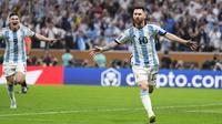 Pemain Timnas Argentina, Lionel Messi melakukan selebrasi usai mencetak gol pertama Argentina ke gawang Timnas Prancis melalui eksekusi penalti dalam laga final Piala Dunia 2022 di Lusail Stadium, Lusail, Qatar, Minggu (18/12/2022) malam WIB. (AP Photo/Manu Fernandez)