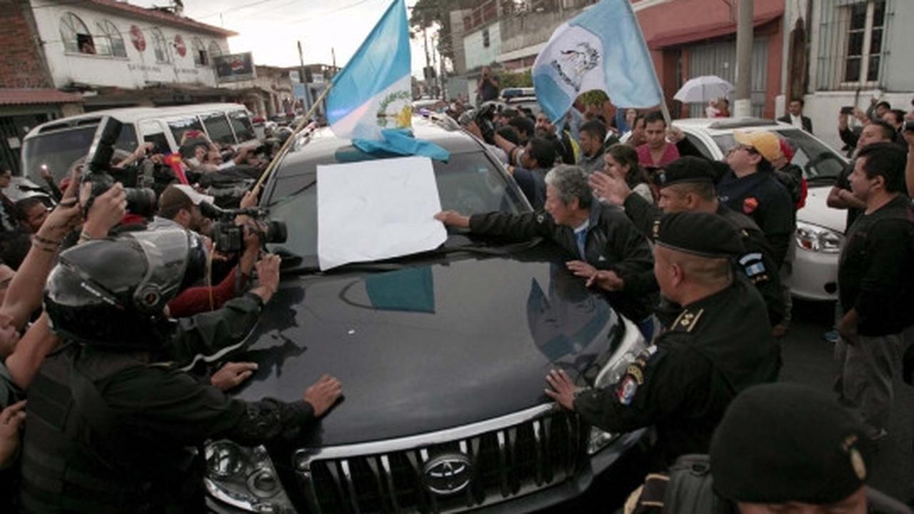 Terbukti korupsi, warga Guatemala hadang mobil Presiden Molina