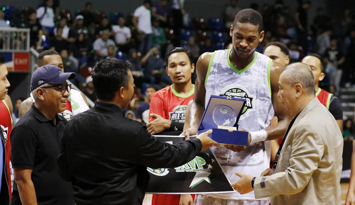 Pebasket Pelita Jaya, Chester Giles, menerima trofi MVP pada laga IBL All Star di Britama Arena, Jakarta, Minggu (7/1/2018). Dirinya menjadi MVP IBL All Star setelah menorehkan 40 poin dan 10 rebound. (Bola.com/M Iqbal Ichsan)