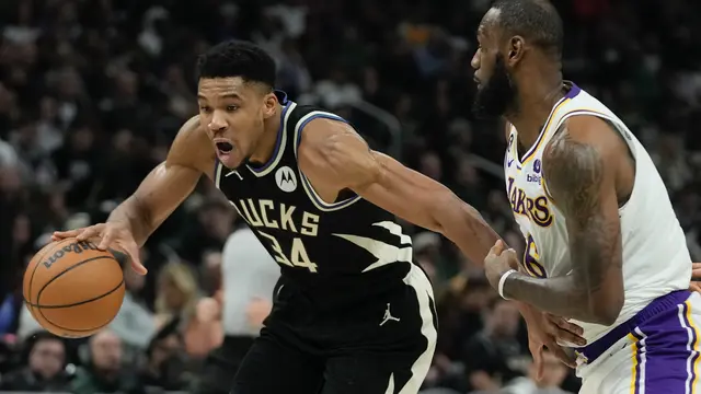 Giannis Antetokounmpo berduel dengan LeBron James pada lanjutan NBA 2022/2023