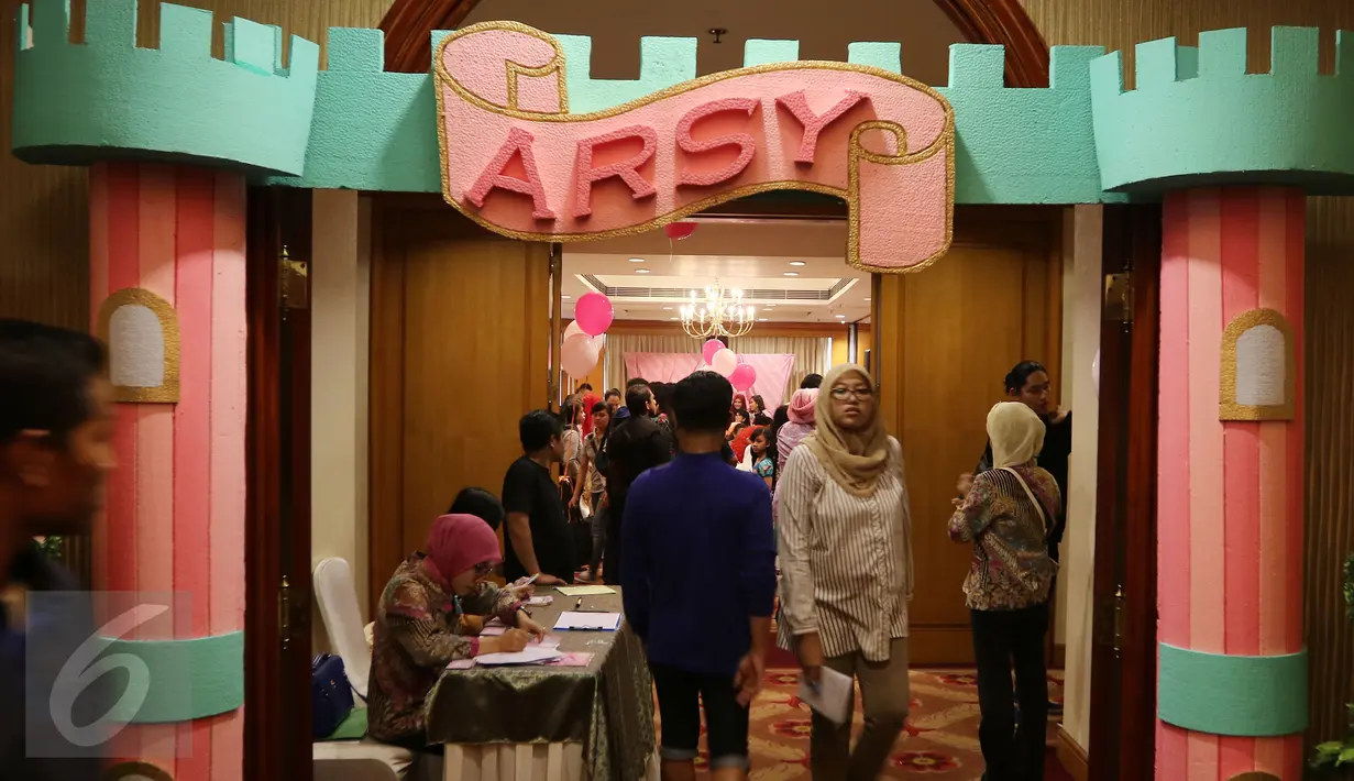 Suasana pintu masuk pesta ulang tahun Arsy Addara Musicia Nurhermansyah yang ke 1 di Mercantile Athletic Club WTC 1, Jakarta, Kamis (17/12/2015). Pesta bernuansa kerajaan tersebut berlangsung mewah dan meriah (Liputan6.com/Herman Zakharia)