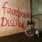 Aksi vandalisme di kantor Facebook Jerman (sumber: theguardian.com)