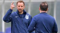 Pelatih timnas Inggris, Gareth Southgate memimpin sesi latihan sebelum melawan Slovenia pada kualifikasi Piala Dunia 2018 di Tottenham Hotspur Training Ground, Enfield, (4/10/2017). Saat ini Inggris memimpin klasemen Grup F. (AFP/Olly Greenwood)