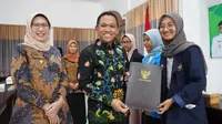 Bupati Lumajang Thoriqul Haq (Tengah) didampingi Wakil Bupati Lumajang Indah Amperawati (Kanan) menyerahkan beasiswa kepada mahasiswa berpresstasi dan penghafal Al-Qur'an (Istimewa)