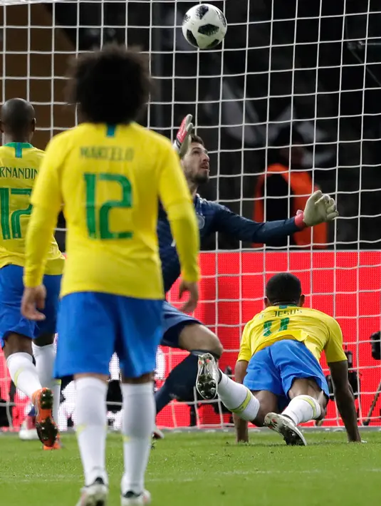 Pemain timnas Brasil, Gabriel Jesus berhasil mencetak gol ke gawang timnas Jerman pada laga uji coba di Olympiastadion Berlin, Selasa (27/3). Brasil menang 1-0 berkat gol tunggal Gabriel Jesus di menit ke-37. (AP Photo/Michael Sohn)