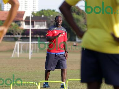 Pelatih Jacksen F.Tiago memberi instruksi kepada pemain Penang FA saat latihan di Lapangan USM, Penang, Malaysia, Minggu (31/01/2016). (Bola.com/Nicklas Hanoatubun)