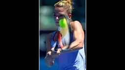 Petenis berwajah imut asal Italia Camilia Giorgi tampak berjuang menghadapi permainan Alizia Cornet asal Perancis (AFP Photo/ William West) 