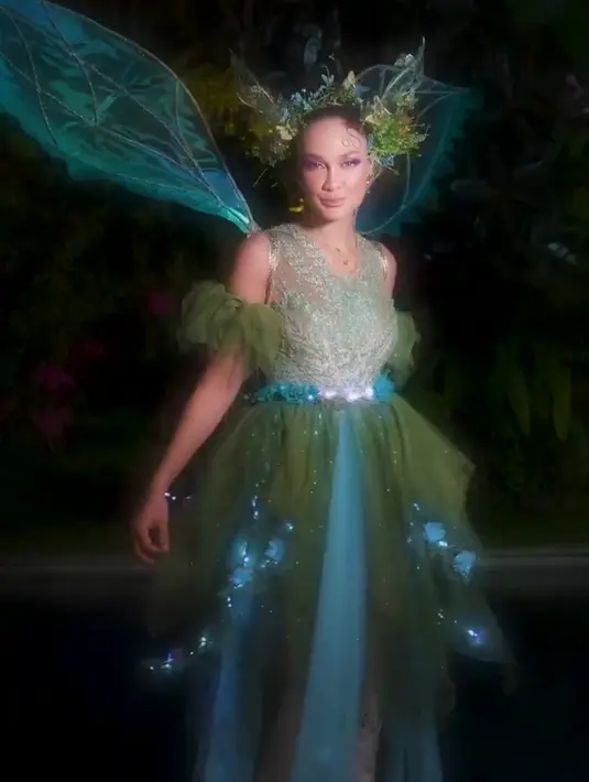 Di momen ulang tahun Ashanty yang ke-40, Luna Maya tampil memukau bergaya Tinkerbell lengkap dengan sayap di belakang.[instagram/lunamaya]